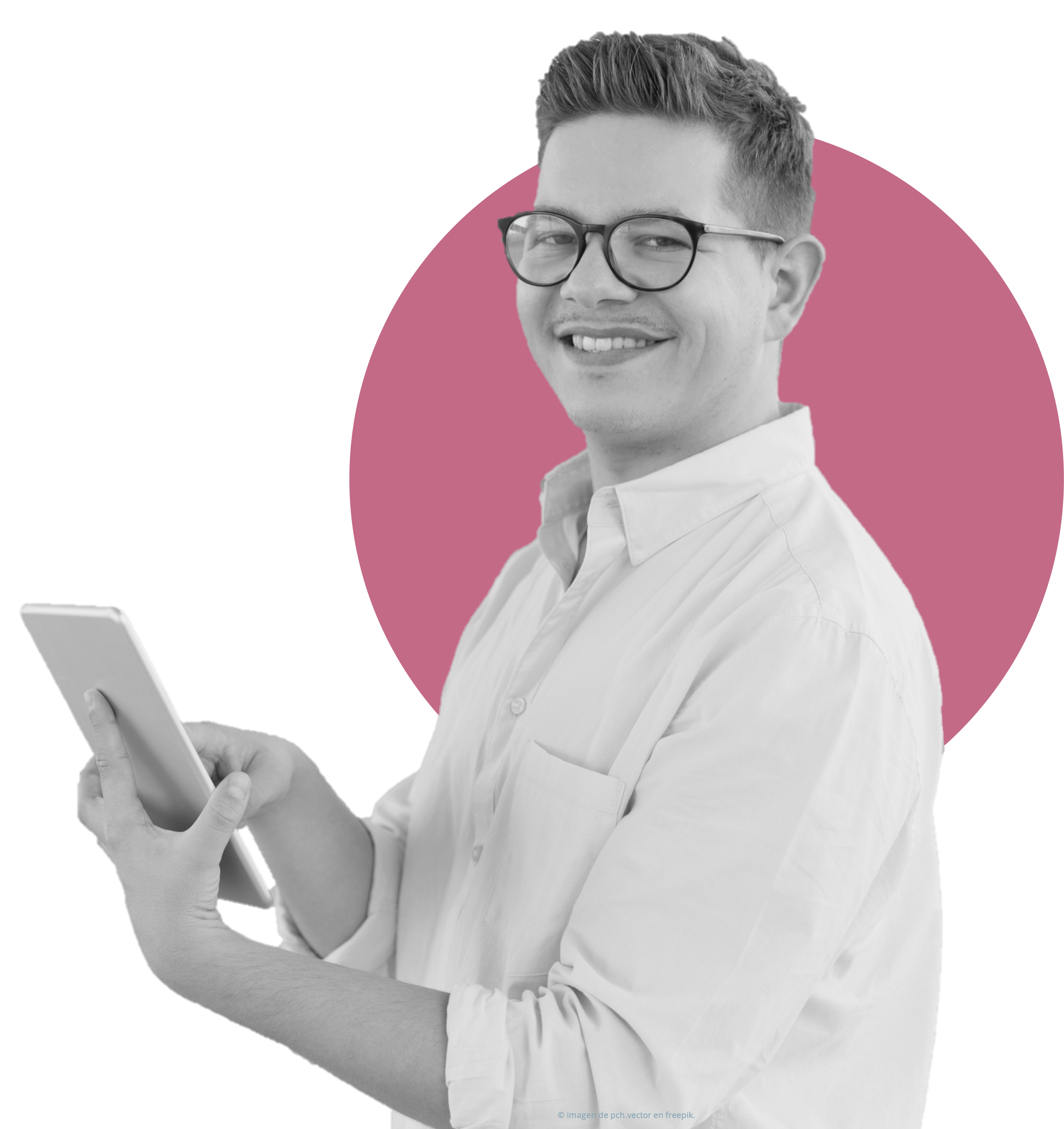 Persona con tablet en su mano sonriendo