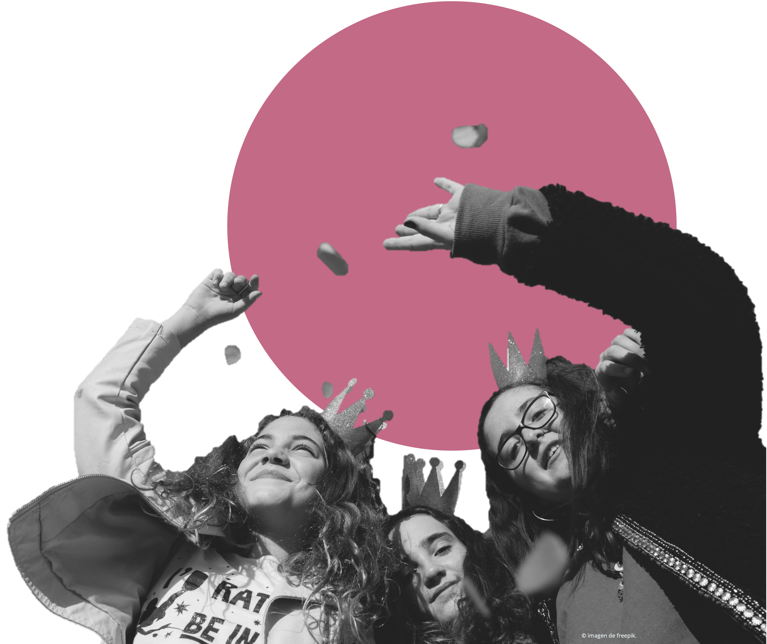 Tres mujeres alzando las manos juntas